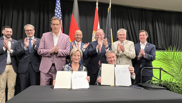 Wirtschaftsministerin Dr. Nicole Hoffmeister-Kraut (vorne links) und Floridas Wirtschaftsminister J. Alex Kelly (vorne rechts) bei der Unterzeichnung der Vereinbarung