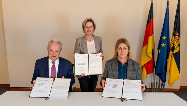 Herr Peter S. Krause, Frau Ministerin Dr. Nicole Hoffmeister-Kraut und Frau Barbara Resch bei der Unterzeichnung der gemeinsamen Erkl&auml;rung