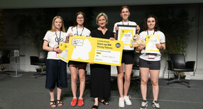 Wirtschaftsministerin Dr. Nicole Hoffmeister-Kraut (Mitte) mit dem Gewinnerteam &bdquo;Cover Curtains&ldquo; des &bdquo;Start-up BW Young Talents 2026&ldquo;-Wettbewerbs.