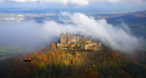 Burg Hohenzollern auf der Schw&auml;bischen Alb im Nebel