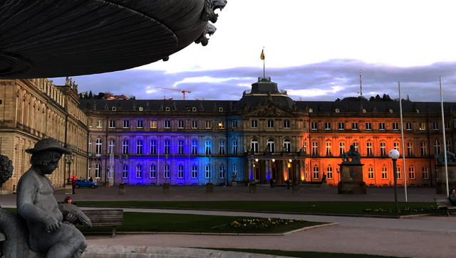 Neues Schloss in Ukraine-Farben angestrahlt
