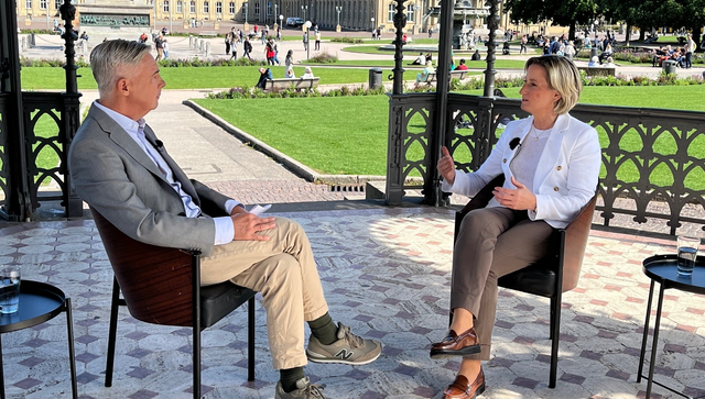 Ministerin Hoffmeister-Kraut im Interview mit einem Redakteur von Regio TV