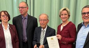 Wirtschaftsministerin Dr, Nicole Hoffmeister-Kraut (Zweite von rechts) &uuml;berreicht Adolf Klek (Mitte) die Staufermedaille des Landes Baden-W&uuml;rttemberg.