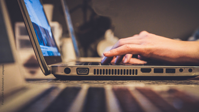 Hand tippt auf einem Laptop / ©John Schnobrich / Unsplash